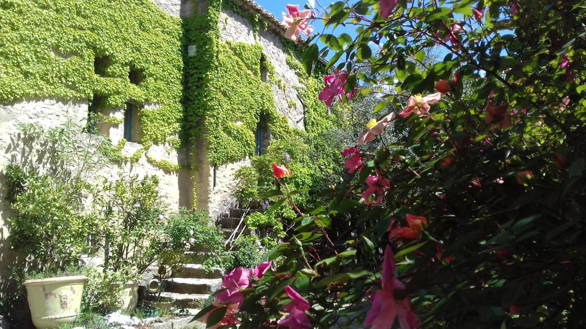 Le Mas Du Lac Uzes Exterior photo