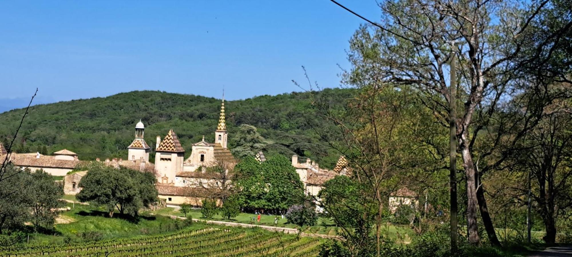 Le Mas Du Lac Uzes Exterior photo